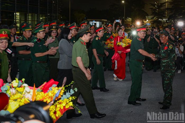Các đồng chí lãnh đạo Bộ Quốc phòng và Bộ Công an cùng đại diện các đơn vị chúc mừng đoàn công tác cứu nạn, cứu hộ Việt Nam đã hoàn thành xuất sắc nhiệm vụ, trở về nước an toàn.