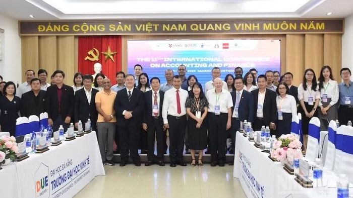 Các đại biểu tham dự hội thảo chụp hình lưu niệm. (Ảnh: ANH ĐÀO)