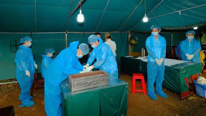 Công tác lấy mẫu sinh phẩm tại Nghĩa trang Liệt sĩ Bình Phước.