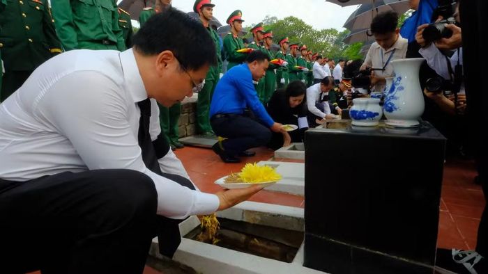 Phó Thủ tướng Nguyễn Văn Thắng thực hiện nghi lễ tiễn các Anh hùng liệt sĩ về nơi an nghỉ cuối cùng.