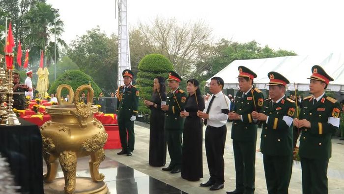 Các đại biểu dâng hương tại Nghĩa trang Liệt sĩ Bình Phước.