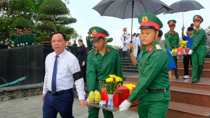 Lãnh đạo thành phố Đồng Nai tiễn đưa hài cốt liệt sĩ về nơi an nghỉ cuối cùng.