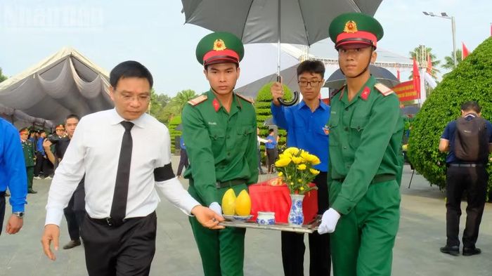 Phó Thủ tướng Nguyễn Văn Thắng đưa tiễn các Anh hùng liệt sĩ về nơi an nghỉ cuối cùng.