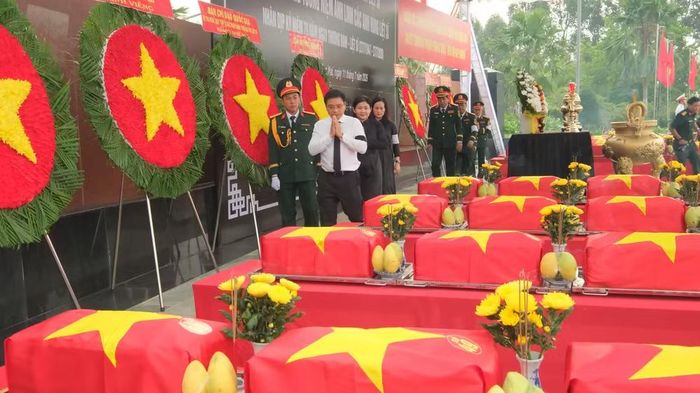Các đại biểu thực hiện nghi lễ truy điệu 63 hài cốt liệt sĩ tại Nghĩa trang Liệt sĩ Bình Phước.