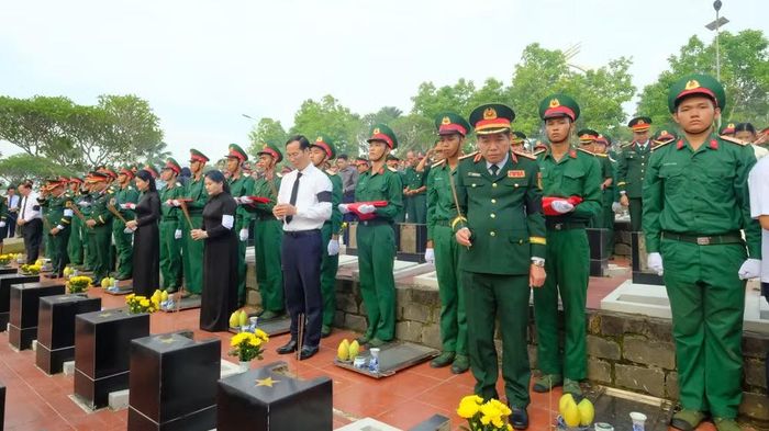 Các đại biểu tiễn đưa hài cốt liệt sĩ về nơi an nghỉ cuối cùng.