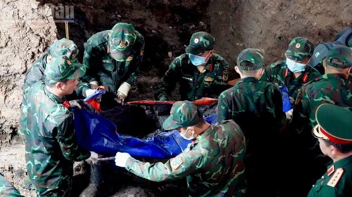 Lực lượng tìm kiếm đưa di vật được tìm thấy lên phía trên.
