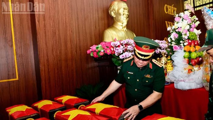 Đại tướng Nguyễn Trọng Nghĩa tại khu vực Nhà quàn hài cốt liệt sĩ.