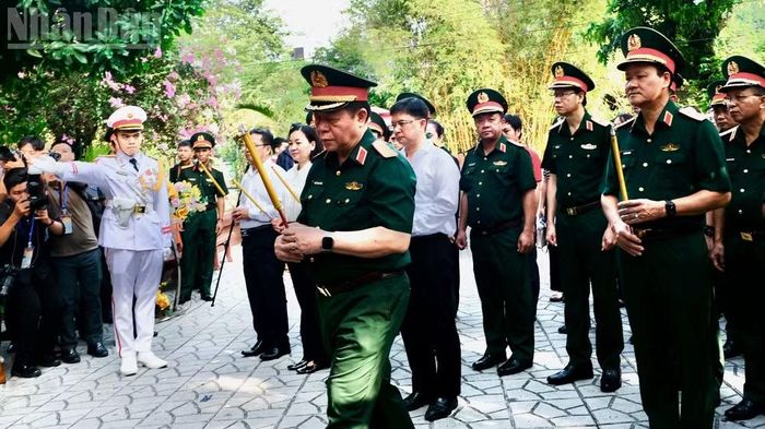 Đại tướng Nguyễn Trọng Nghĩa dâng hương tưởng nhớ Cố Tổng Bí thư Trần Phú và các Anh hùng liệt sĩ tại Công viên Lê Thị Riêng.