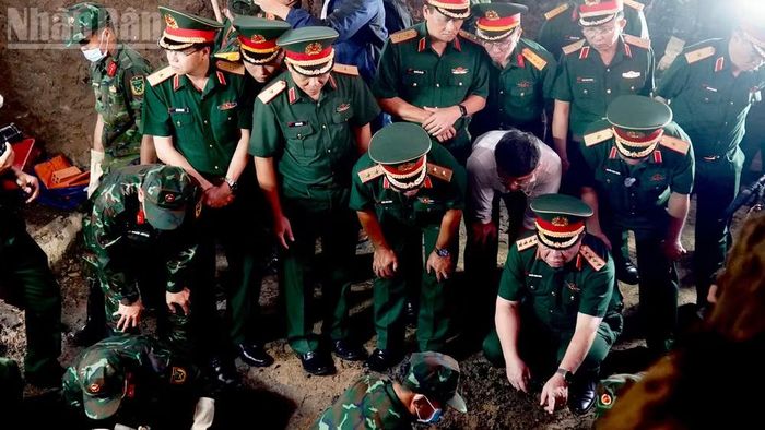 Đại tướng Nguyễn Trọng Nghĩa trao đổi cùng lực lượng tìm kiếm, quy tập hài cốt liệt sĩ.