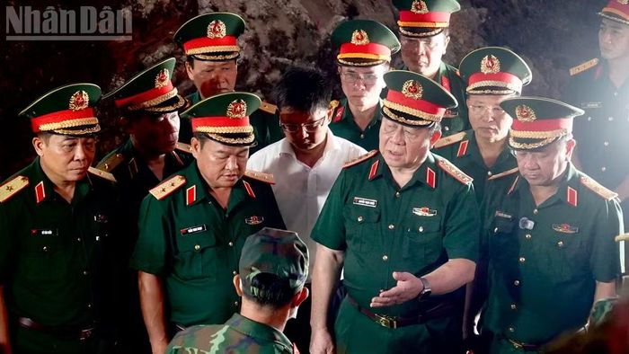 Đại tướng Nguyễn Trọng Nghĩa trao đổi với lực lượng làm nhiệm vụ tìm kiếm, quy tập hài cốt liệt sĩ tại Công viên Lê Thị Riêng. (Ảnh: Thế Anh)