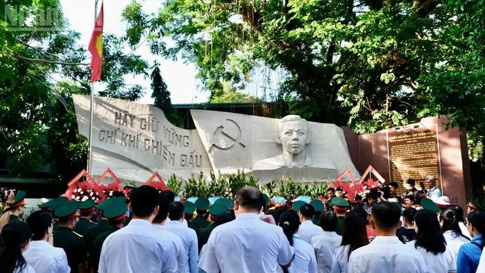 Đại tướng Nguyễn Trọng Nghĩa dâng hương tưởng nhớ Cố Tổng Bí thư Trần Phú và các Anh hùng liệt sĩ tại Công viên Lê Thị Riêng.