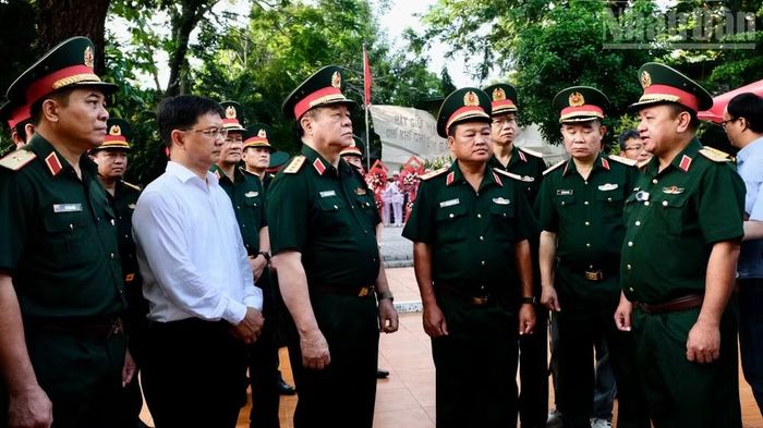 Đại tướng Nguyễn Trọng Nghĩa nghe Thủ trưởng Bộ Tư lệnh Thành phố Hồ Chí Minh báo cáo.