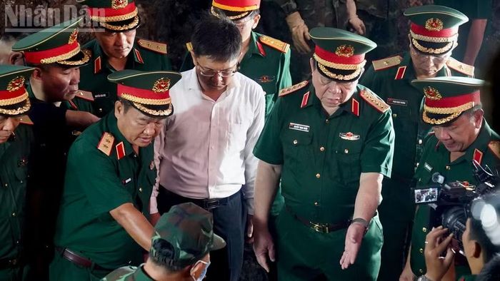 Đại tướng Nguyễn Trọng Nghĩa tại khu vực tìm kiếm hài cốt liệt sĩ.