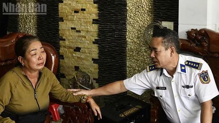 Đoàn công tác chia sẻ nỗi buồn, mất mát to lớn cùng với gia đình các chủ tàu bị thiệt hại.