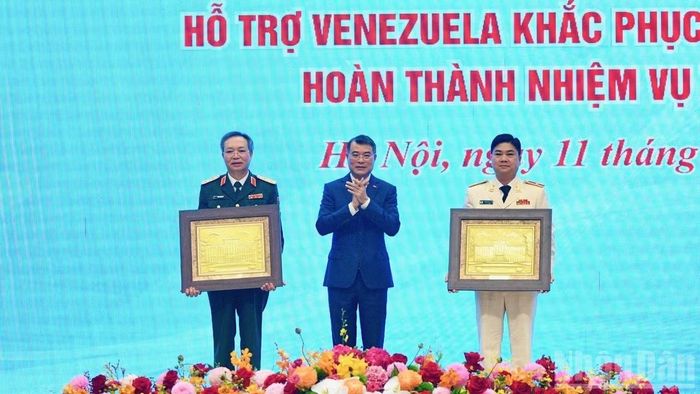 Thủ tướng Chính phủ Lê Minh Hưng trao quà lưu niệm tặng Cục Cứu hộ-Cứu nạn (Bộ Tổng Tham mưu, Quân đội nhân dân Việt Nam) và Cục Cảnh sát phòng cháy, chữa cháy và cứu nạn, cứu hộ (Bộ Công an). (Ảnh: Thanh Giang)