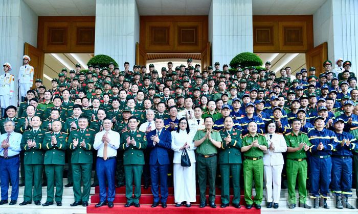 Thủ tướng Chính phủ Lê Minh Hưng và các đại biểu tham dự Lễ tuyên dương. (Ảnh: Thanh Giang)