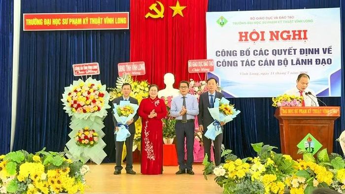 Trường Ban Tuyên giáo và Dân vận Tỉnh ủy Vĩnh Long Nguyễn Thị Minh Trang chúc mừng lãnh đạo nhà trường.