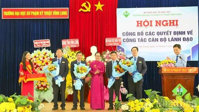  Tiến sĩ Nguyễn Thị Quyên Thanh, Thứ trưởng Giáo dục và Đào tạo chúc mừng lãnh đạo nhà trường. 