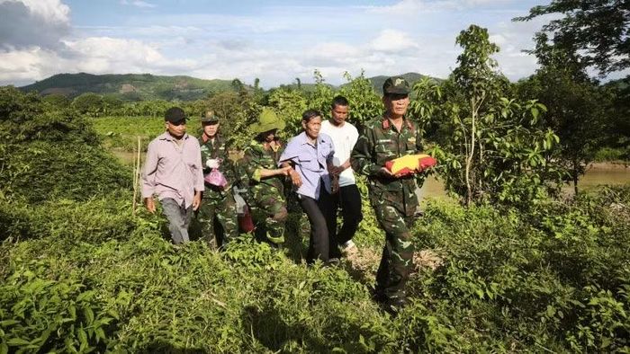 Đội K51 và các lực lượng chức năng đưa hài cốt liệt sĩ Y Chông Triêk về Ban Chỉ huy Quân sự xã Krông Nô.