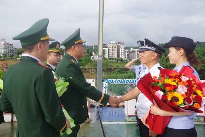 Đoàn đại biểu Trạm Kiểm tra biên phòng xuất nhập cảnh Hà Khẩu (Trung Quốc) đón Đoàn đại biểu 4 đồn biên phòng tỉnh Lào Cai sang tham dự hội đàm.