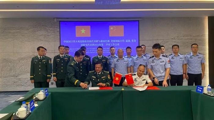 Đoàn đại biểu hai bên ký kết biên bản hội đàm.