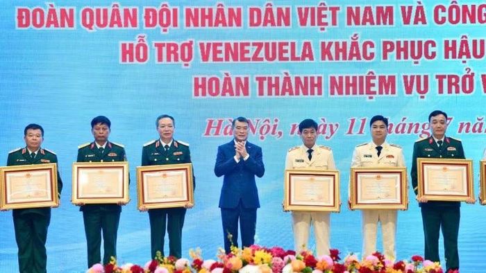 Thủ tướng Chính phủ Lê Minh Hưng trao Huân chương Bảo vệ Tổ quốc hạng Nhì và hạng Ba tặng các tập thể thuộc lực lượng cứu hộ, cứu nạn Quân đội nhân dân Việt Nam và Công an nhân dân Việt Nam tại Lễ tuyên dương.