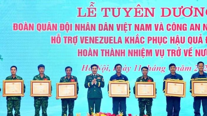 Đại tướng, Bộ trưởng Quốc phòng Phan Văn Giang trao Huân chương Bảo vệ Tổ quốc hạng Nhì và hạng Ba tặng các cá nhân thuộc lực lượng cứu hộ, cứu nạn Quân đội nhân dân Việt Nam và Công an nhân dân Việt Nam.