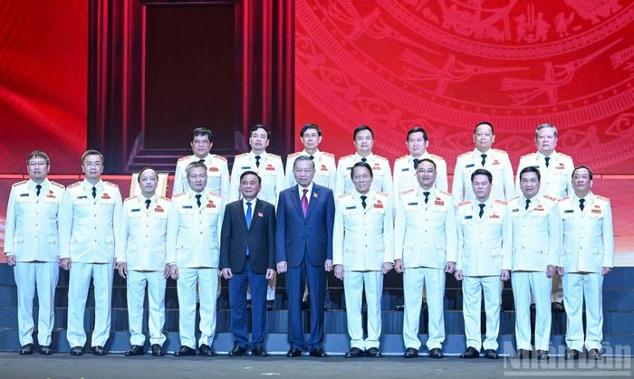 Tổng Bí thư, Chủ tịch nước Tô Lâm với các đại biểu dự Lễ kỷ niệm 80 năm Ngày truyền thống lực lượng An ninh nhân dân (12/7/1946-12/7/2026) và đón nhận Huân chương Sao Vàng.