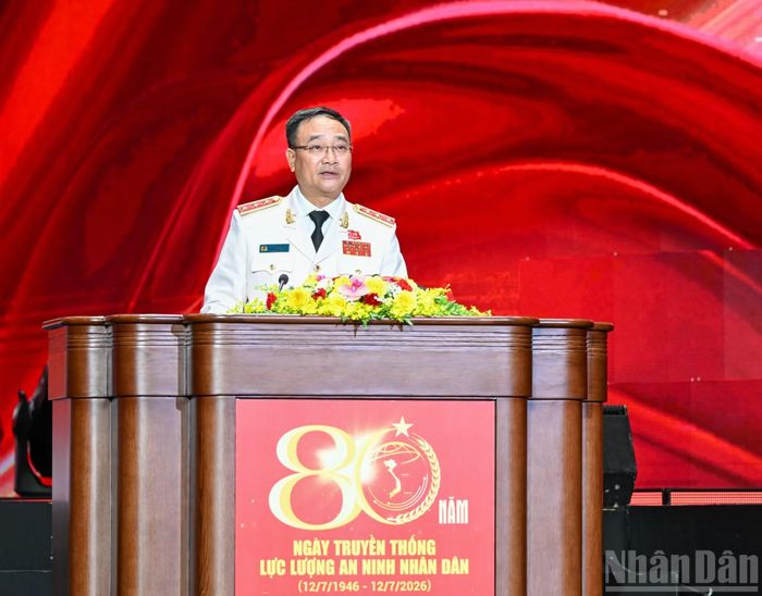 Thượng tướng Phạm Thế Tùng, Ủy viên Trung ương Đảng, Thứ trưởng Công an, Thủ trưởng Cơ quan An ninh điều tra trình bày diễn văn tại Lễ kỷ niệm.