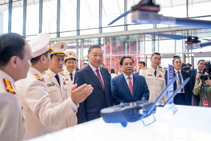  Tổng Bí thư, Chủ tịch nước Tô Lâm, nguyên Thủ tướng Chính phủ Phạm Minh Chính và các đại biểu tham quan triển lãm. 