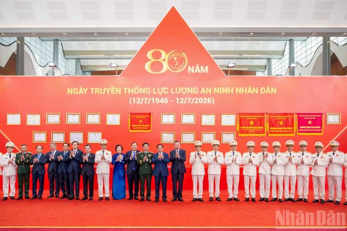  Tổng Bí thư, Chủ tịch nước Tô Lâm với các đại biểu dự Lễ kỷ niệm 80 năm Ngày truyền thống lực lượng An ninh nhân dân (12/7/1946-12/7/2026) và đón nhận Huân chương Sao vàng. 