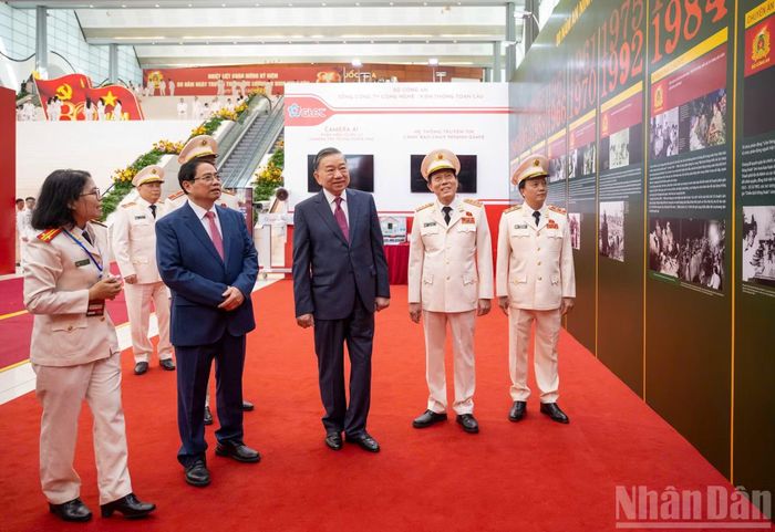 Tổng Bí thư, Chủ tịch nước Tô Lâm, nguyên Thủ tướng Chính phủ Phạm Minh Chính cùng các đại biểu tham quan trưng bày những hình ảnh của lực lượng An ninh nhân dân.