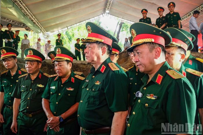 Đại tướng Nguyễn Trọng Nghĩa trao đổi với lực lượng làm nhiệm vụ tìm kiếm, quy tập hài cốt liệt sĩ tại Công viên Lê Thị Riêng.