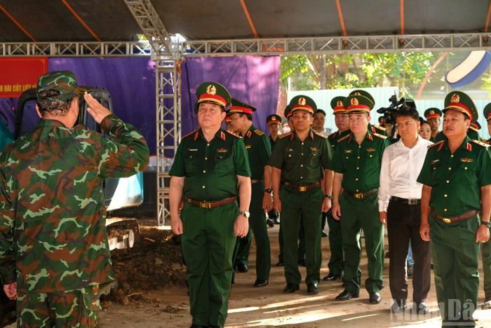 Lực lượng thực hiện nhiệm vụ báo cáo Đại tướng Nguyễn Trọng Nghĩa trước khi bắt tay vào công tác cất bốc hài cốt liệt sĩ.