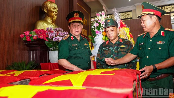  Đại tướng Nguyễn Trọng Nghĩa tại khu vực Nhà quàn hài cốt liệt sĩ. 