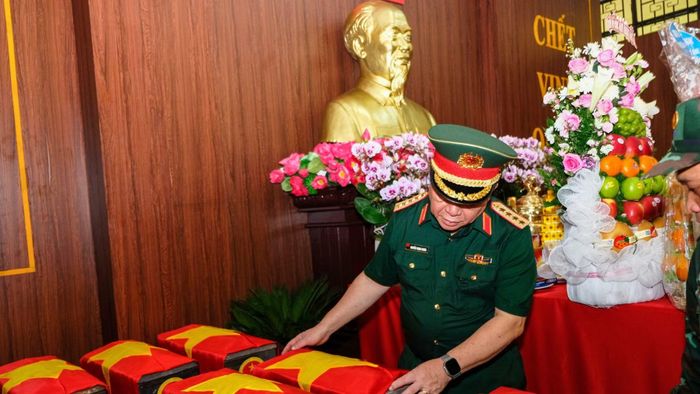 Đại tướng Nguyễn Trọng Nghĩa kiểm tra công tác quản hài cốt liệt sĩ.