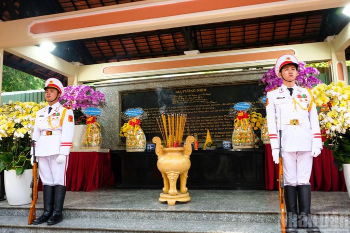Không khí trang nghiêm tại nhà bia tưởng niệm các Anh hùng liệt sĩ đã hy sinh trong cuộc Tổng tiến công và nổi dậy Xuân Mậu Thân 1968.