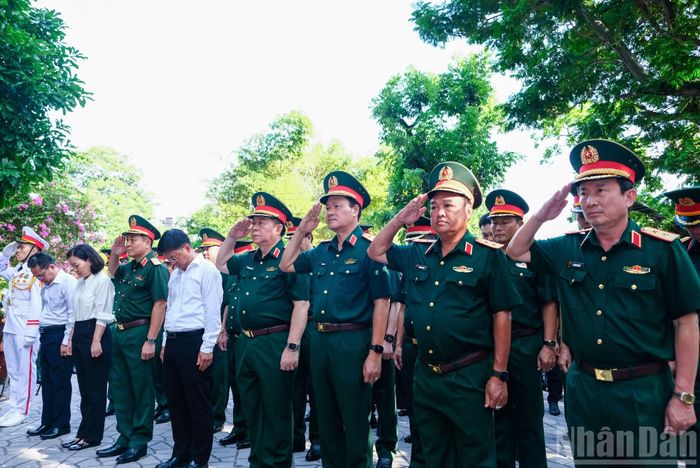  Đại tướng Nguyễn Trọng Nghĩa cùng đoàn công tác đã dâng hoa, dâng hương tưởng niệm Cố Tổng Bí thư Trần Phú và các Anh hùng liệt sĩ đã hy sinh trong cuộc Tổng tiến công và nổi dậy Xuân Mậu Thân 1968, nơi thờ Anh hùng liệt sĩ Lê Thị Riêng và Nhà quàn hài cốt liệt sĩ. 