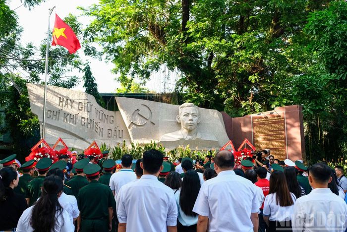  Đại tướng Nguyễn Trọng Nghĩa cùng đoàn công tác đã dâng hoa, dâng hương tưởng niệm cố Tổng Bí thư Trần Phú và các Anh hùng liệt sĩ đã hy sinh trong cuộc Tổng tiến công và nổi dậy Xuân Mậu Thân 1968. 