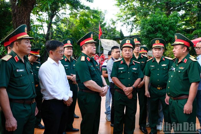 Đại tướng Nguyễn Trọng Nghĩa nghe Thủ trưởng Bộ Tư lệnh Thành phố Hồ Chí Minh báo cáo tình hình hoạt động tìm kiếm, quy tập hài cốt liệt sĩ.