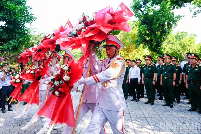 Đoàn công tác do Đại tướng Nguyễn Trọng Nghĩa, Ủy viên Bộ Chính trị, Bí thư Trung ương Đảng, Ủy viên Thường vụ Quân ủy Trung ương, Chủ nhiệm Tổng cục Chính trị Quân đội nhân dân Việt Nam dẫn đầu.