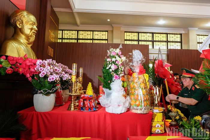 Đại tướng Nguyễn Trọng Nghĩa dâng hương nơi thờ Anh hùng liệt sĩ và Nhà quàn hài cốt liệt sĩ.