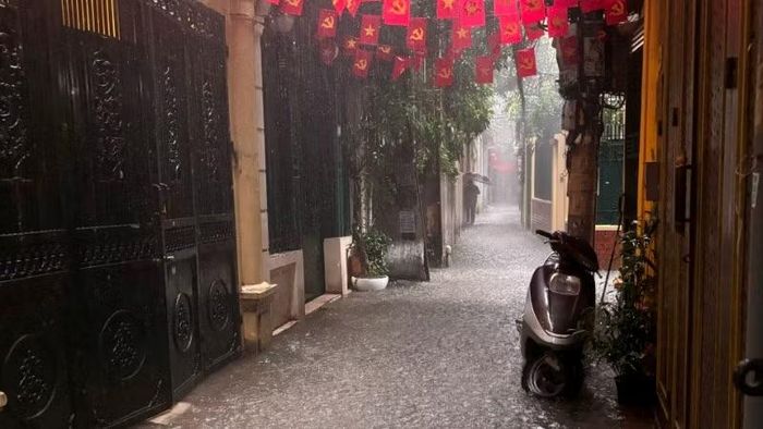 Mưa lớn chiều ngày 10/7 làm ngập nhiều ngõ phố ở khu vực Hà Nội.