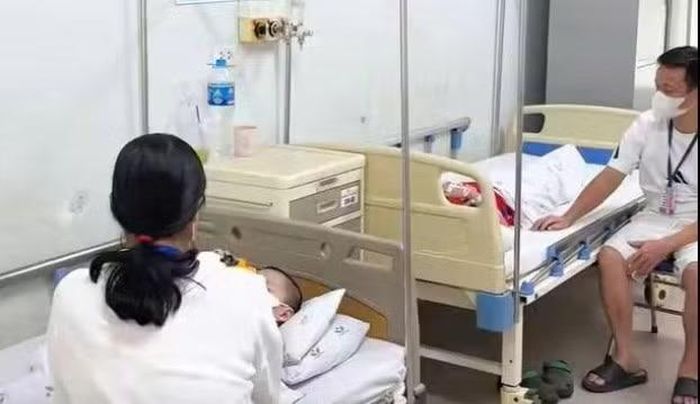 Bệnh nhi nằm điều trị vì Adenovirus tại Bệnh viện Nhi Trung ương.
