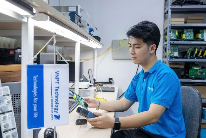 Đội ngũ cán bộ kỹ thuật trẻ của VNPT Technology nghiên cứu, phát triển sản phẩm và giải pháp công nghệ (Ảnh: MỸ HÀ)