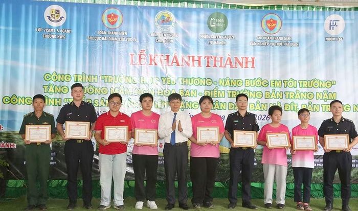 Lãnh đạo xã Yên Sơn tặng giấy khen cho các đơn vị có thành tích trong công tác an sinh xã hội trên địa bàn xã.