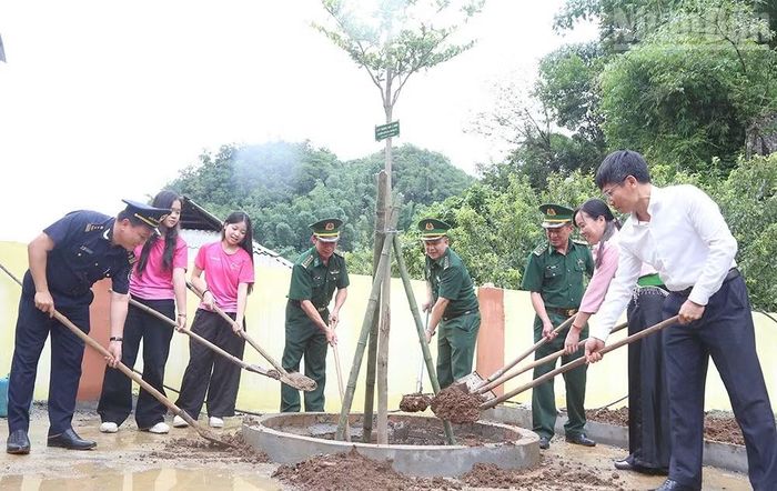 Các đại biểu trồng cây lưu niệm tại Trường Mầm non Hoa Ban.