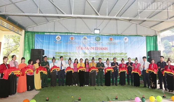 Cắt băng khánh thành công trình "Trường học Yêu thương-nâng bước em đến trường".