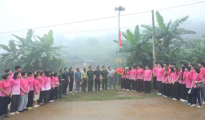 Khánh thành công trình đèn chiếu sáng bằng năng lượng mặt trời bản Chiềng On, xã Yên Sơn.