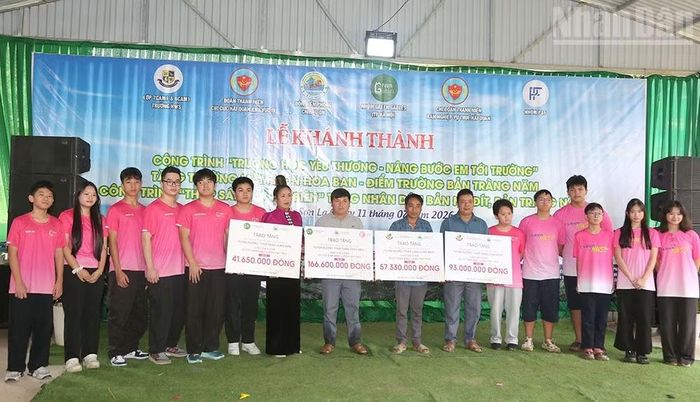 Các nhà tài trợ trao biển biểu trưng hỗ trợ kinh phí cho ban quản lý các bản và đơn vị trường học.